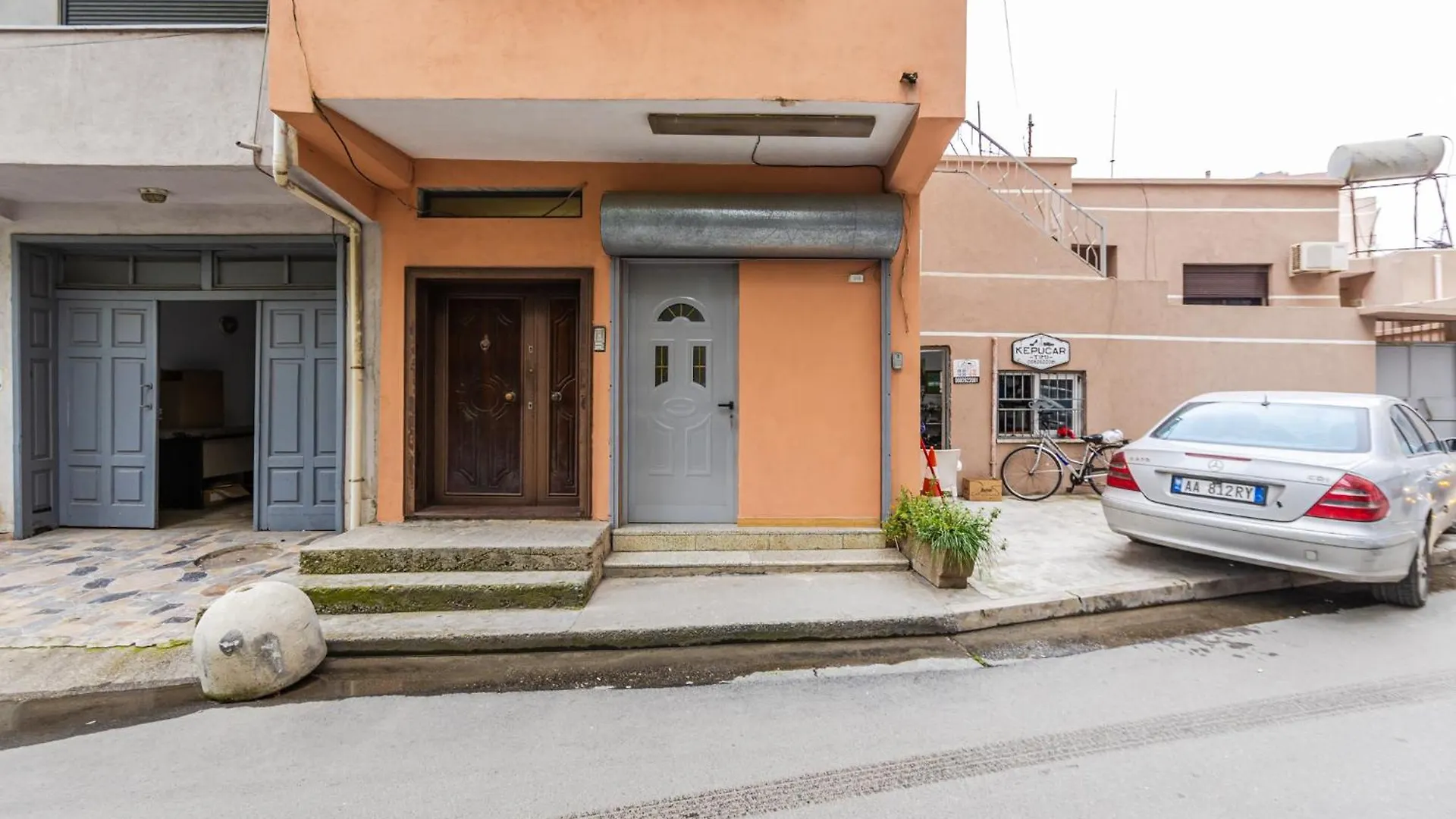 Central Art House Durres 0*,  Albania